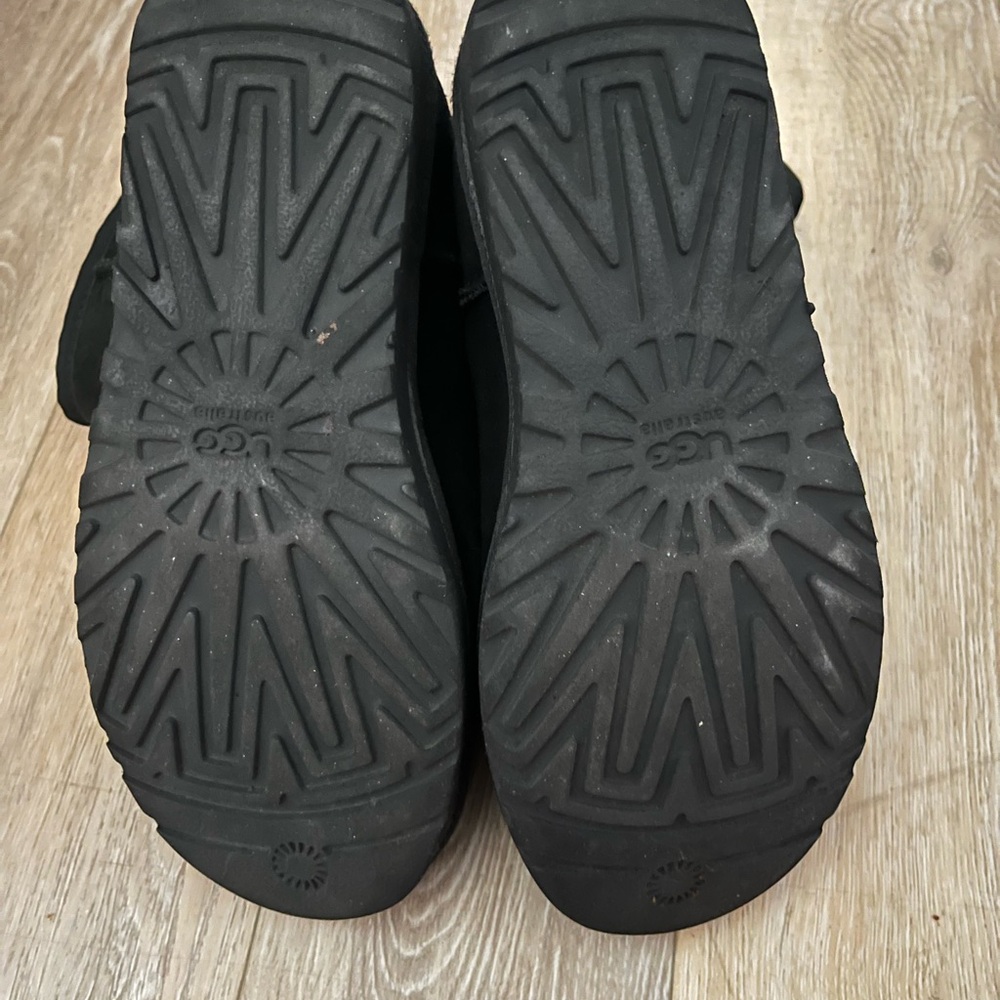 UGG women’s  Black Boots - Picture 2 of 5